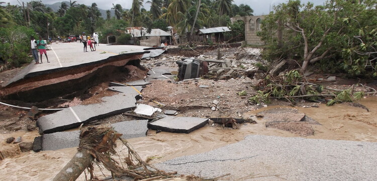 Straßen wurden von den Wassermassen unterspült und stürzten ein. Der Zugang ist zu großen Gebieten schwierig.
