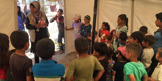 Mitarbeiterin von Handicap International (HI) mit Kindern in Gaza 