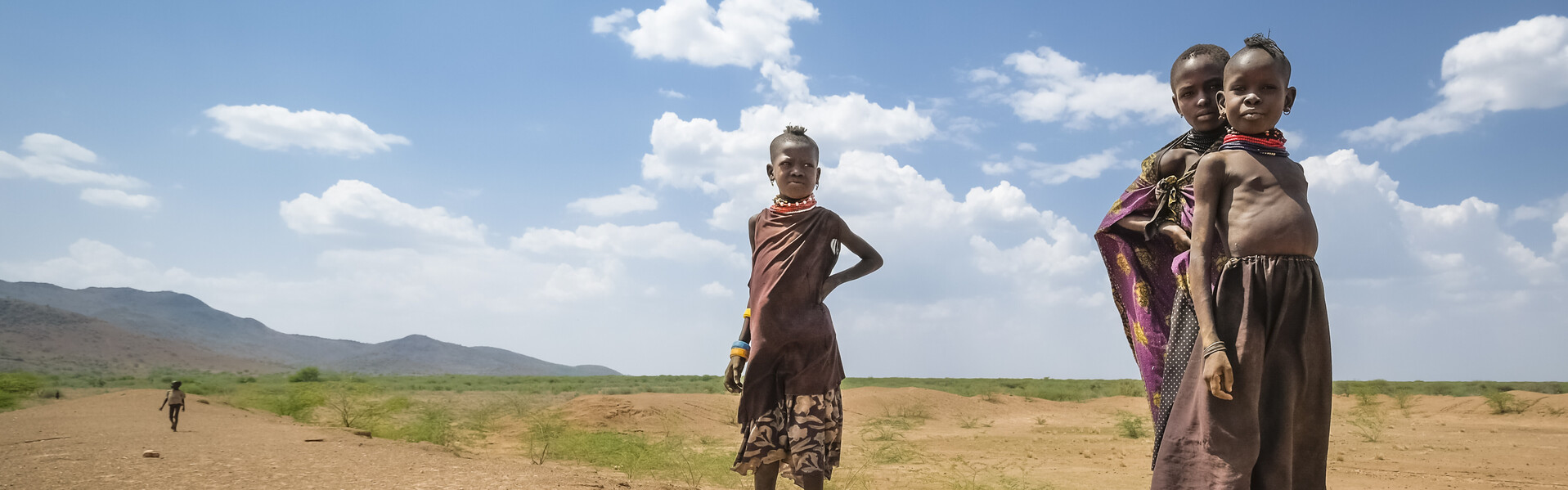 Kinder in Kenia stehen in einem trockenem Gebiet. Sie sind von der Hungerkrise in Afrika betroffen.