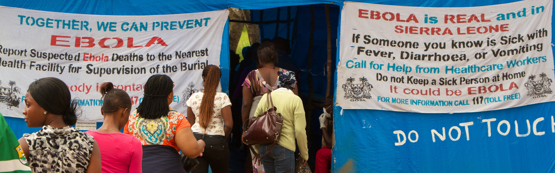 In Sierra Leone werden Menschen über Ebola aufgeklärt