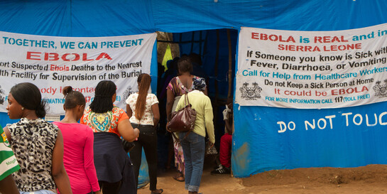 In Sierra Leone werden Menschen über Ebola aufgeklärt