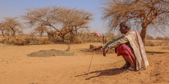 Ein Mann in Somalia, wo Dürre die Lebensgrundlage von Millionen Menschen zerstört.