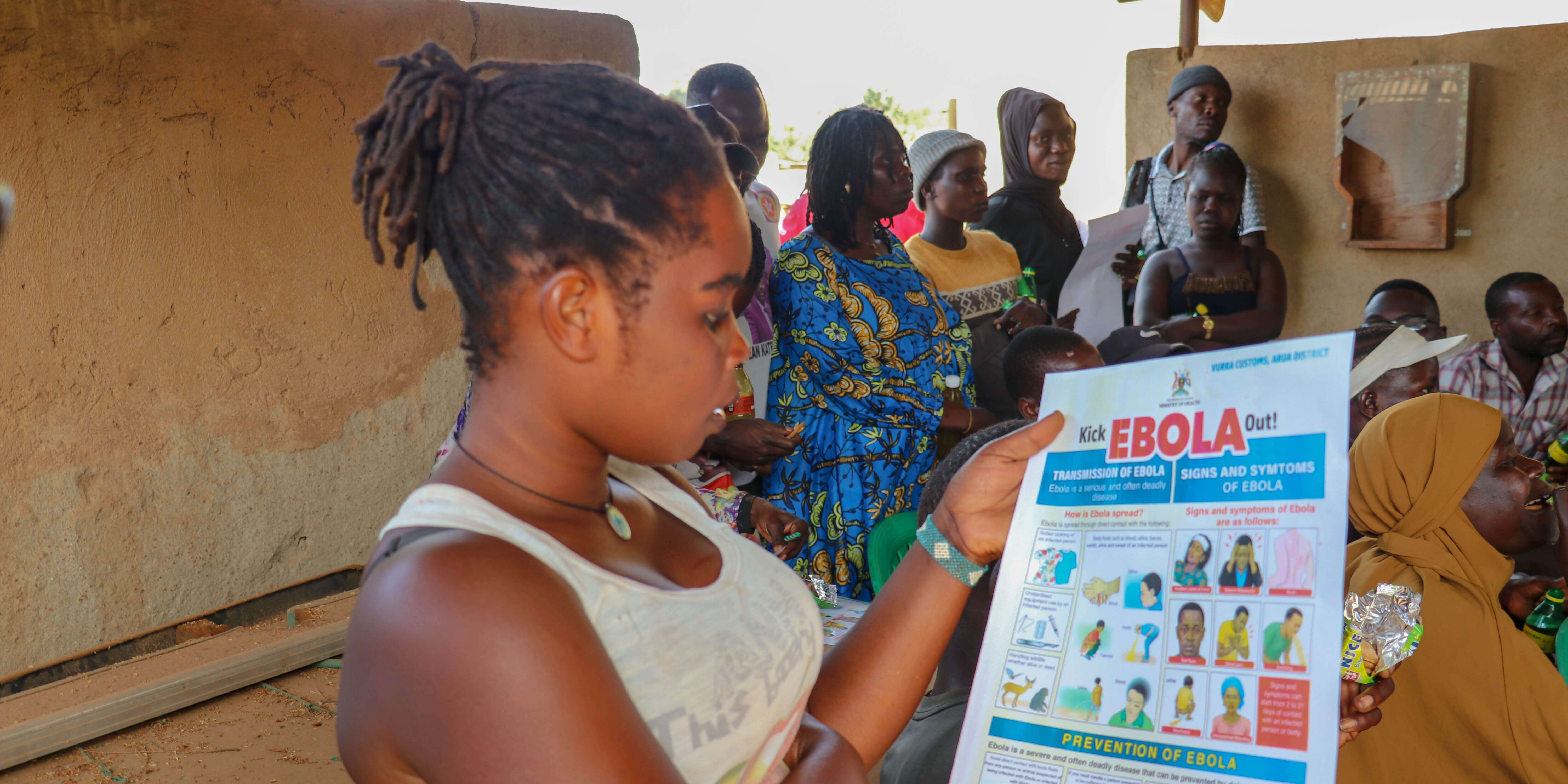 Frau aus der DR Kongo beim lesen von Ebola-Hygiene-Hinweisen