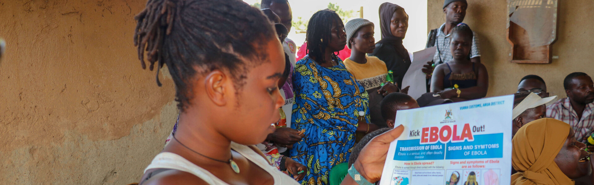 Frau aus der DR Kongo beim lesen von Ebola-Hygiene-Hinweisen Frau aus der DR Kongo beim lesen von Ebola-Hygiene-Hinweisen