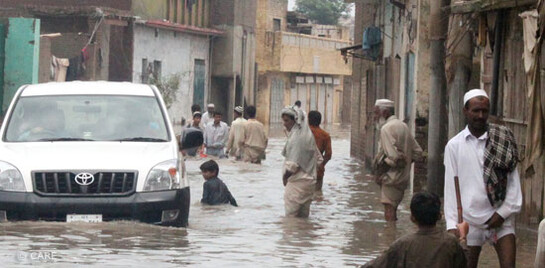 Flut Pakistan: Überschwemmte Straße in Nowshera