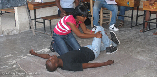 Teilnehmer eines Erste-Hilfe-Kurses der Johanniter in Haiti