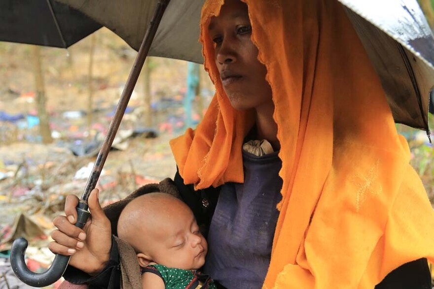 Sahara Begum mit ihrem Baby im Flüchtlingscamp Sahara Begum mit ihrem Baby im Flüchtlingscamp