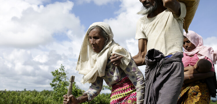 Ein älteres Paar aus Birma auf der Flucht nach Bangladesch