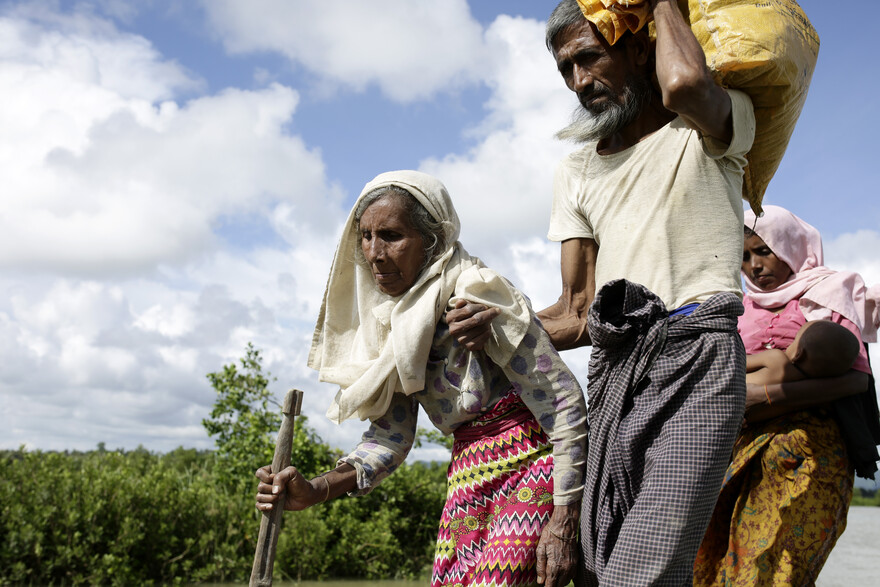 Ein älteres Paar aus Birma auf der Flucht nach Bangladesch Ein älteres Paar aus Birma auf der Flucht nach Bangladesch