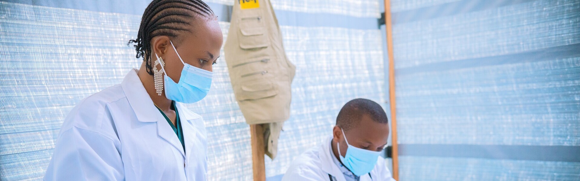 Zwei Helfer:innen bereiten medizinische Hilfe für Menschen in der DR Kongo vor Zwei Helfer:innen bereiten medizinische Hilfe für Menschen in der DR Kongo vor