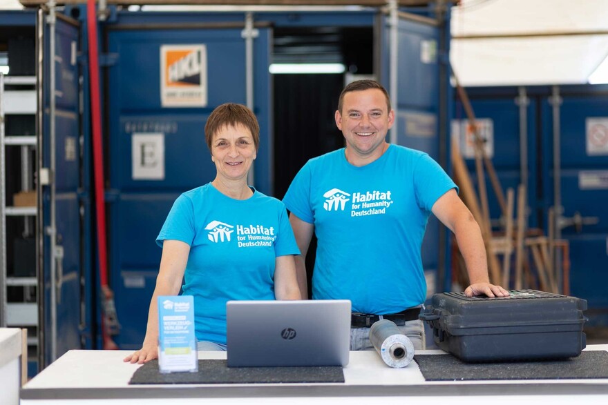 Annette Mannschott und Mike Harzen im Werkzeugverleih von Habitat for Humanity in Dernau