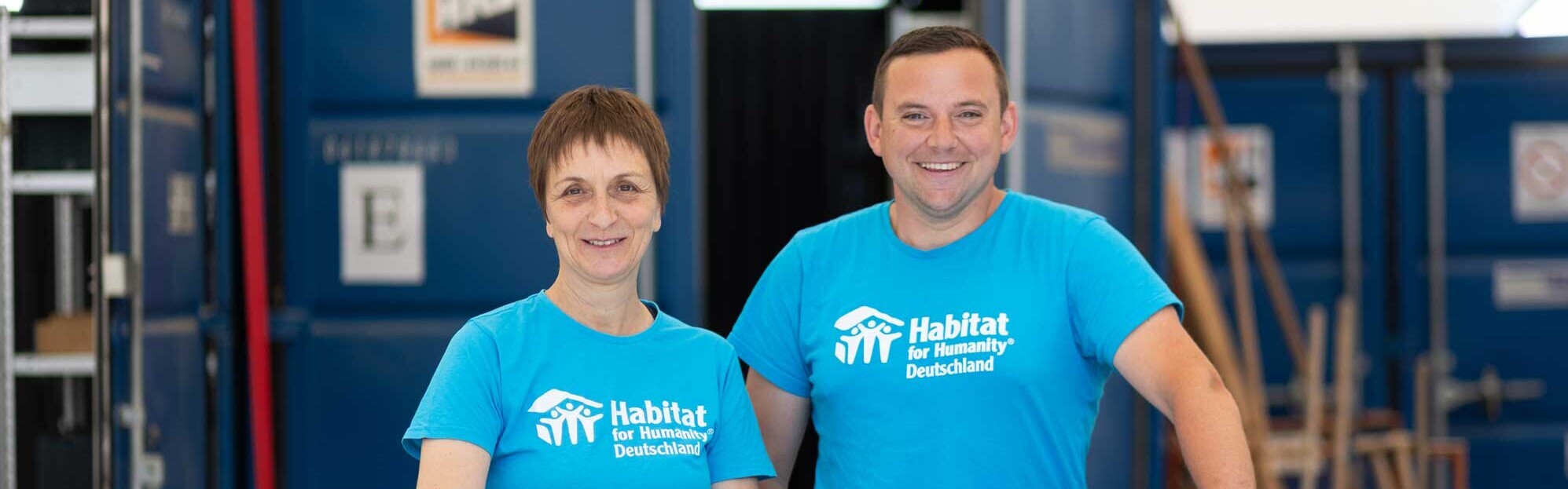 Annette Mannschott und Mike Harzen im Werkzeugverleih von Habitat for Humanity in Dernau