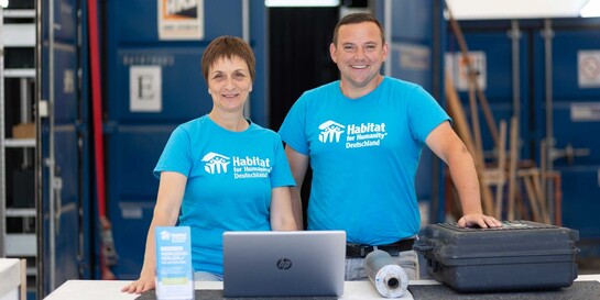 Annette Mannschott und Mike Harzen vor dem Werkzeugverleih von Habitat for Humanity im Ahrtal
