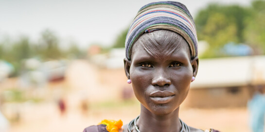 Eine Frau aus dem Südsudan, dem Nachbarland des Sudan