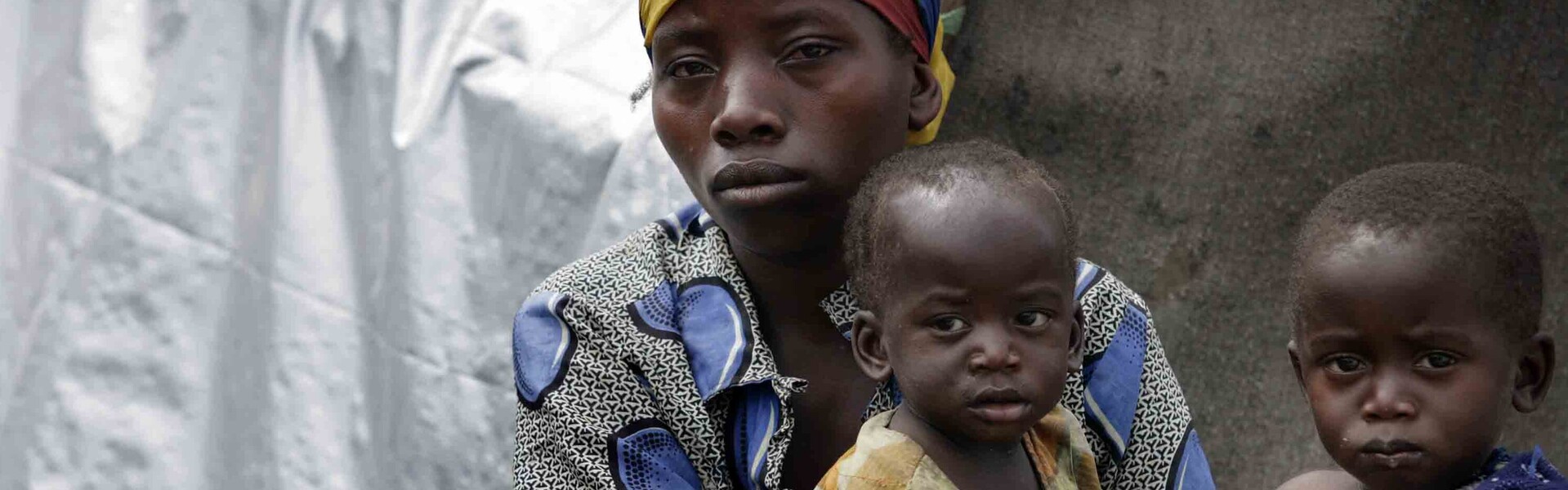 Eine Frau mit ihren kleinen Kindern im Kongo