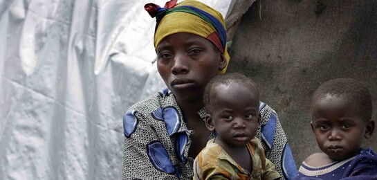 Eine Frau mit ihren kleinen Kindern im Kongo