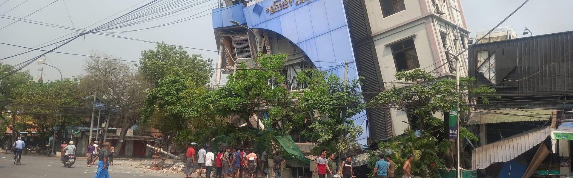 Ein eingestürztes Haus in Mandalay in Myanmar nach dem schweren Erdbeben im März 2025