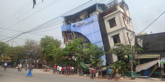 Ein eingestürztes Haus in Mandalay in Myanmar nach dem schweren Erdbeben im März 2025
