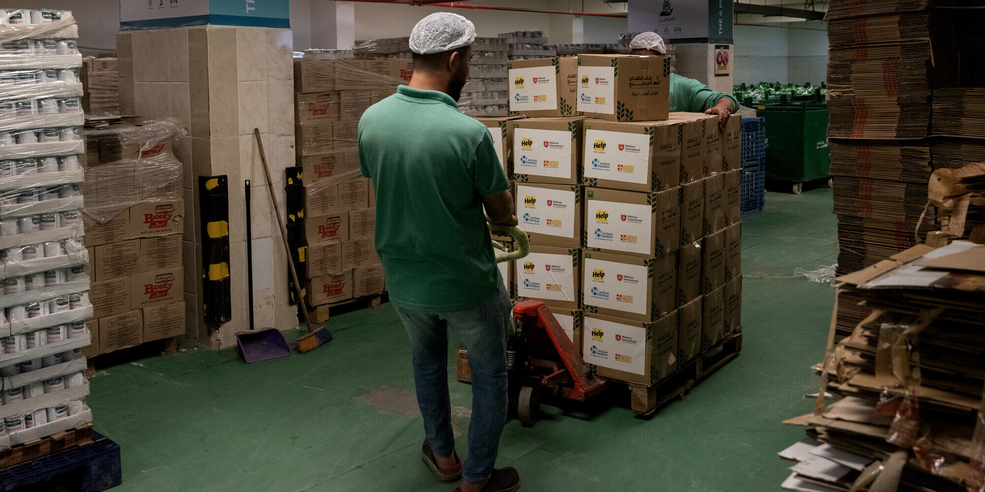 Männer in einem Lager in Kairo verladen Hilfspakete nach Gaza