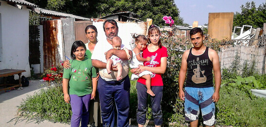 Viele Romafamilien in Albanien und Serbien - wie diese - leben in Armut