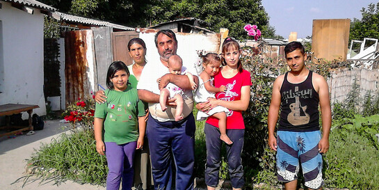 Viele Romafamilien in Albanien und Serbien - wie diese - leben in Armut