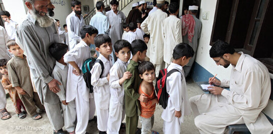 Flut Pakistan: Kinder stehen beim Arzt an