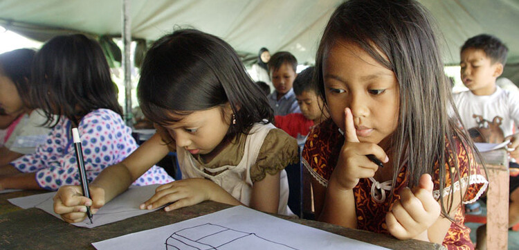 Nach dem Erdbeben in Indonesien: Schulunterricht in einem Zelt
