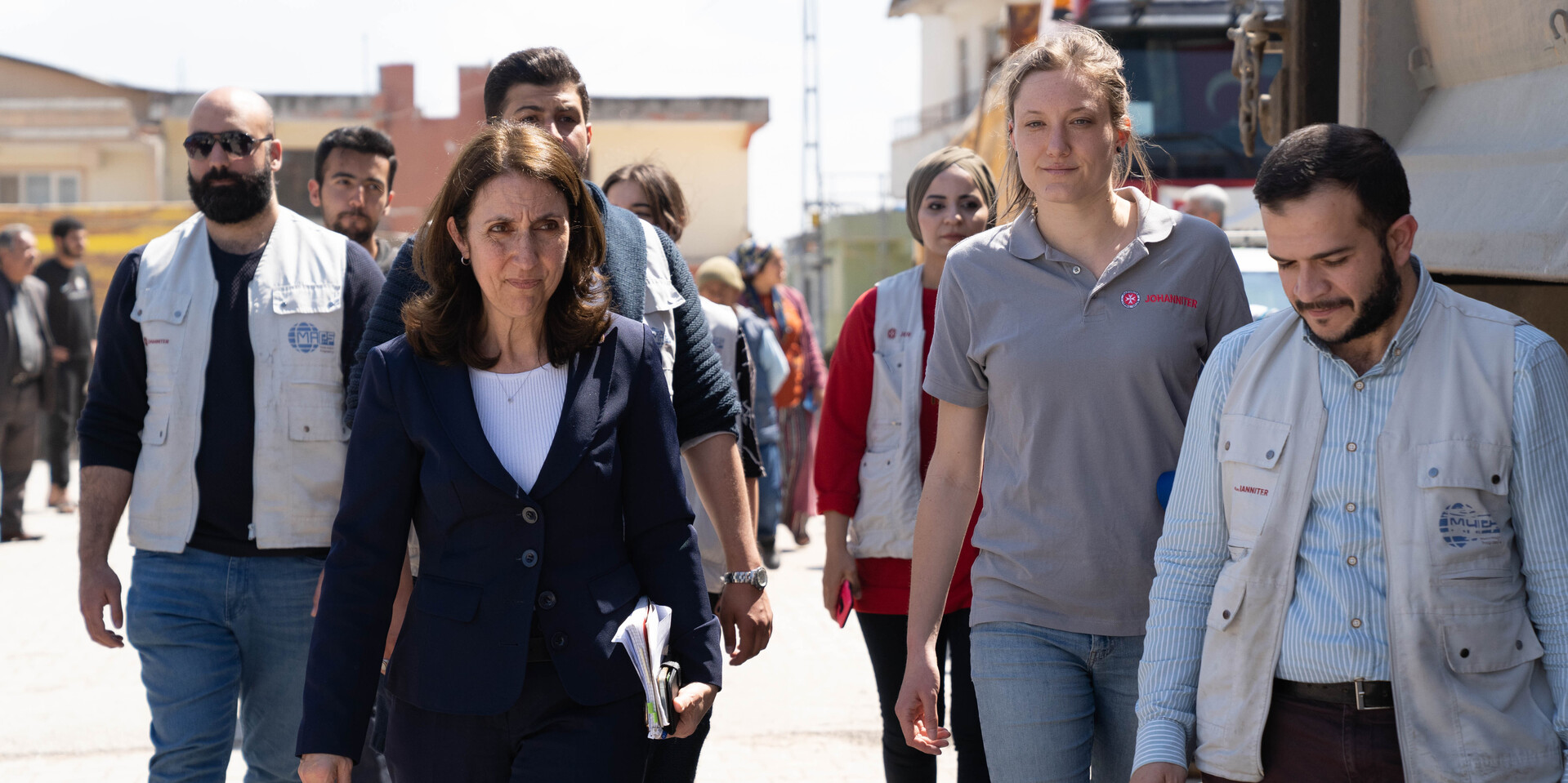 Frau Özoğuz besucht mit der Johannitern Janina Dreier das Erdbebengebiet in der Türkei