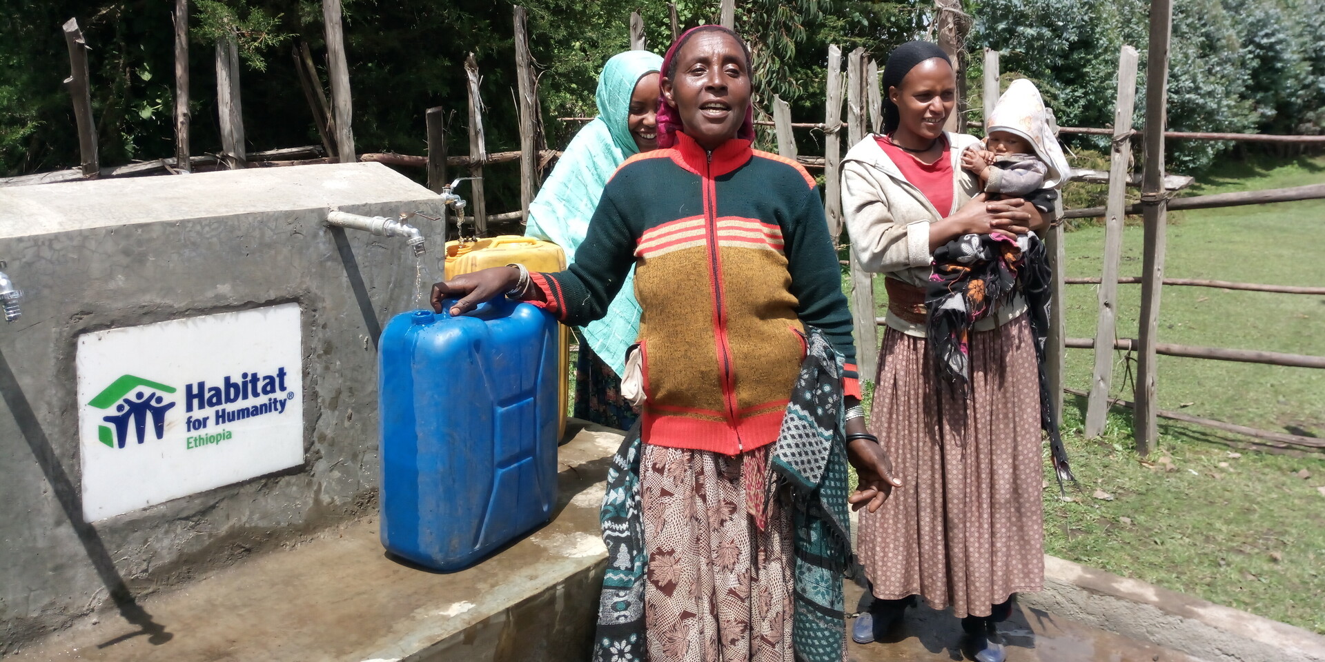 Frauen in Äthiopien füllen ihre Behälter an der neuen Wasserstelle auf Frauen in Äthiopien füllen ihre Behälter an der neuen Wasserstelle auf
