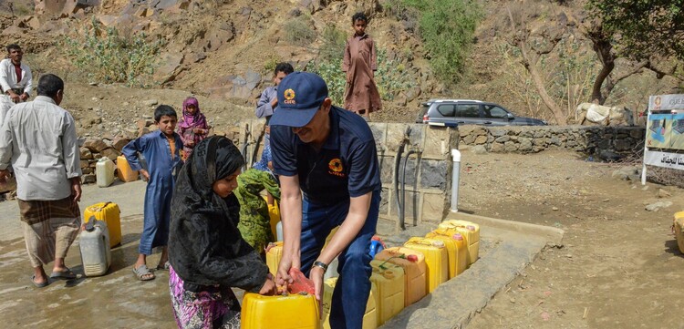 Ein Helfer verteilt sauberes Trinkwasser an notleidende Familien im Jemen. Ein Helfer verteilt sauberes Trinkwasser an notleidende Familien im Jemen.