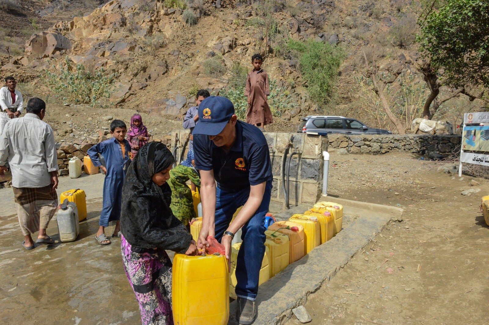 Ein Helfer verteilt sauberes Trinkwasser an notleidende Familien im Jemen. 
