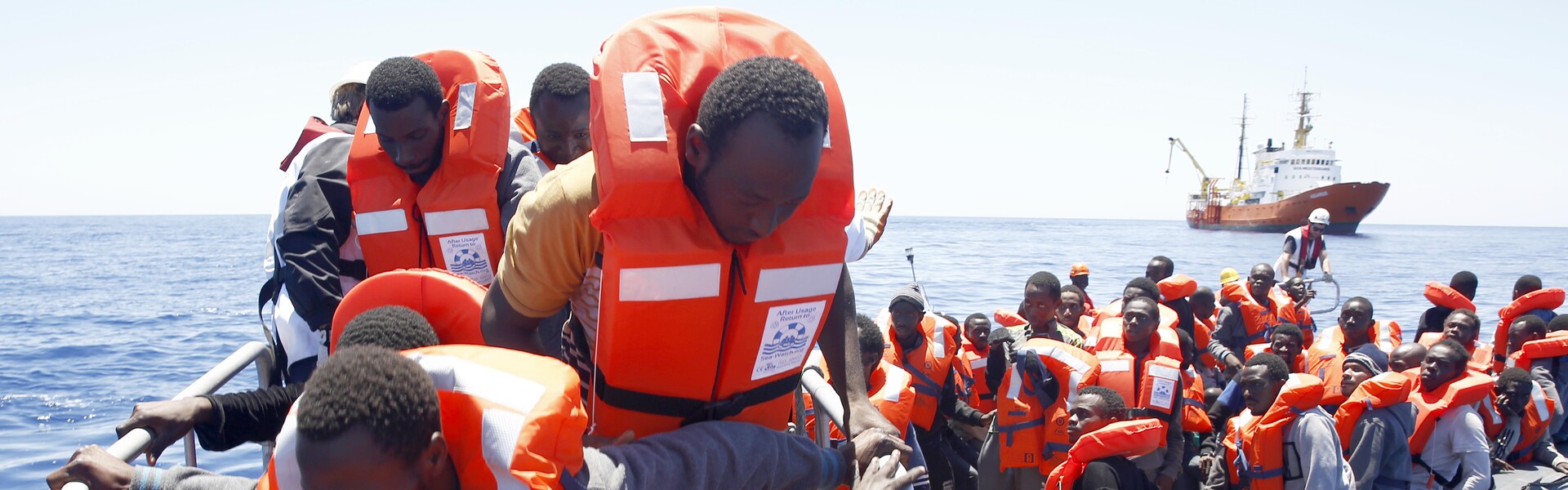 Flüchtlinge steigen auf ein Boot im Mittelmeer.