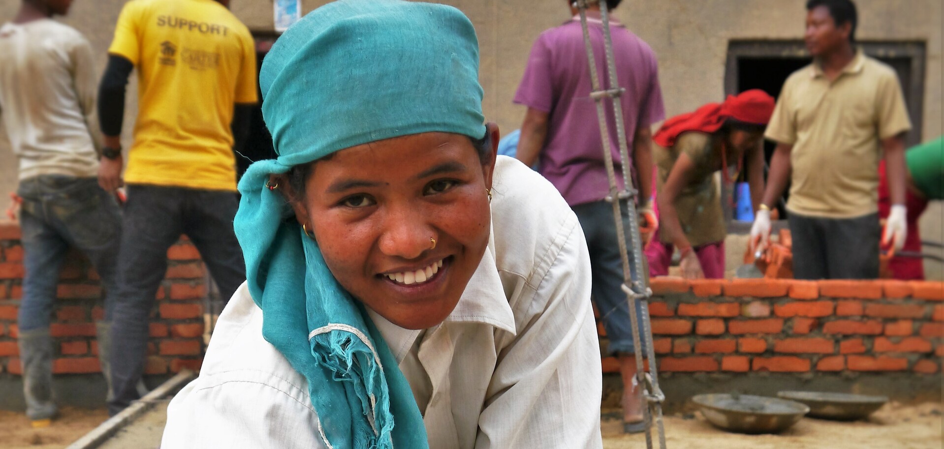 In Nepal arbeitet Sharada an einem Katastrophenvorsorgeprojekt mit Backsteinen. In Nepal arbeitet Sharada an einem Katastrophenvorsorgeprojekt mit Backsteinen.