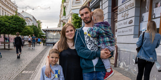 Ukrainische Flüchtlingsfamile vor Hotel in Rumanien