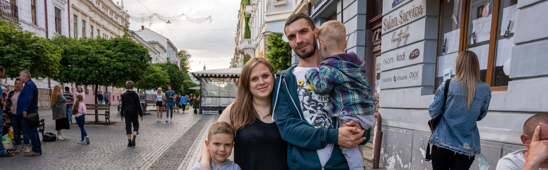 Ukrainische Flüchtlingsfamile vor Hotel in Rumanien