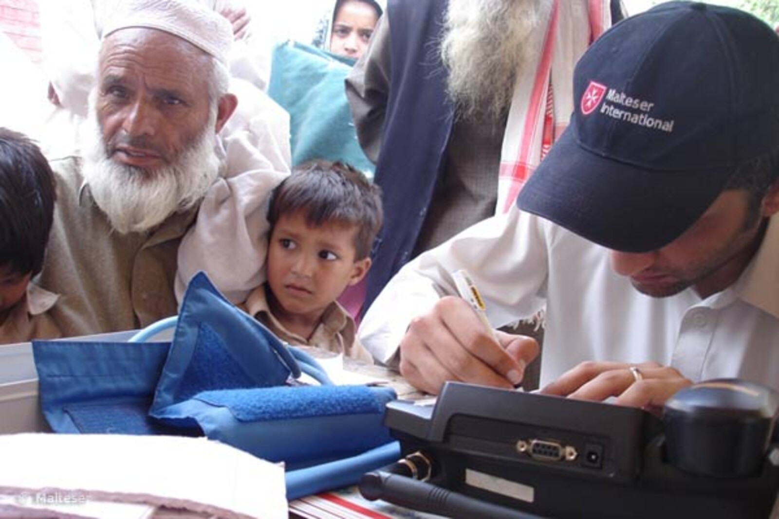 vater-junge-arzt Flut Pakistan: Vater und Sohn und Arzt
