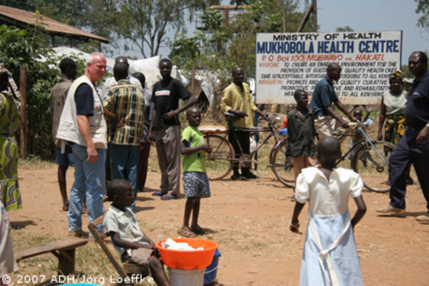Flut Afrika: Dr. Georg Nothelle vor dem Krankenhaus in Magombe