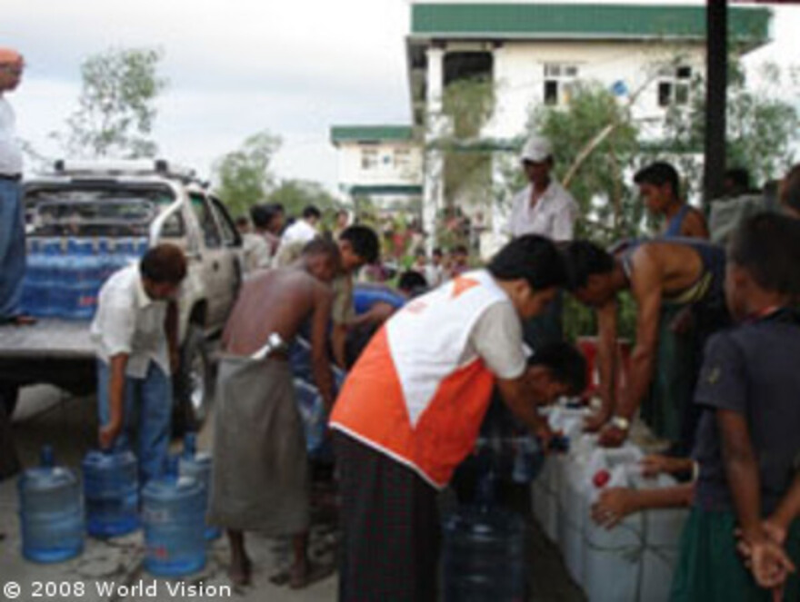Zyklon Myanmar: Verteilung von Trinkwasser