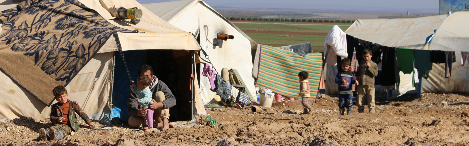 Syrische Flüchtlinge in Idlib wohnen in provisorischen Notunterkünften