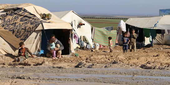 Syrische Flüchtlinge in Idlib wohnen in provisorischen Notunterkünften