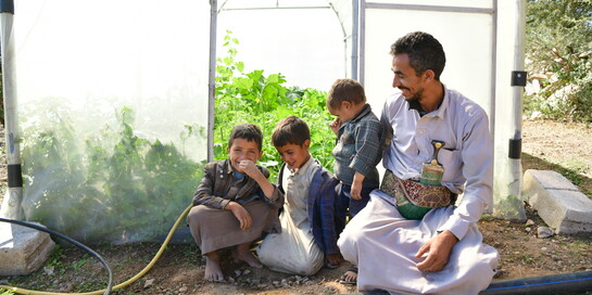 Sateq und seine drei Söhne freuen sich über das neue Gewächshaus