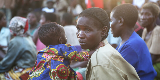 Eine Mutter sitzt in Malawi mit ihrem Kind nach dem Zyklon Idai