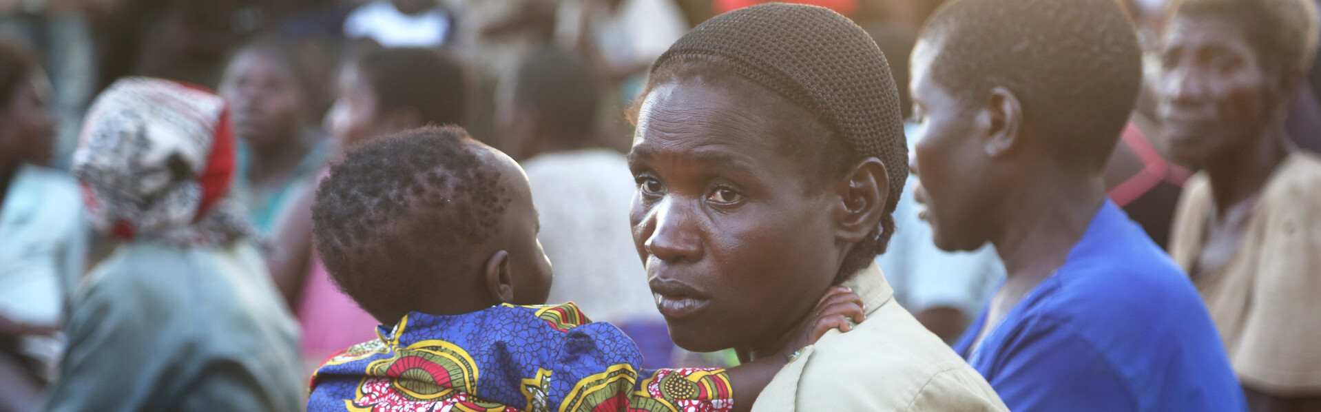 Eine Mutter sitzt in Malawi mit ihrem Kind nach dem Zyklon Idai