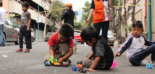 Kinder beim Spiel trotz des Chaos in Mexiko-Stadt: Das ermöglicht unsere Bündnisorganisation World Vision.
