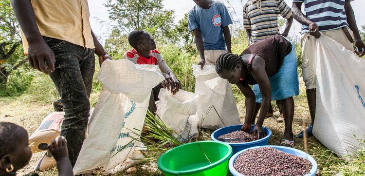 In einem Flüchtlingscamp in Uganda wird Nahrung verteilt. In einem Flüchtlingscamp in Uganda wird Nahrung verteilt.