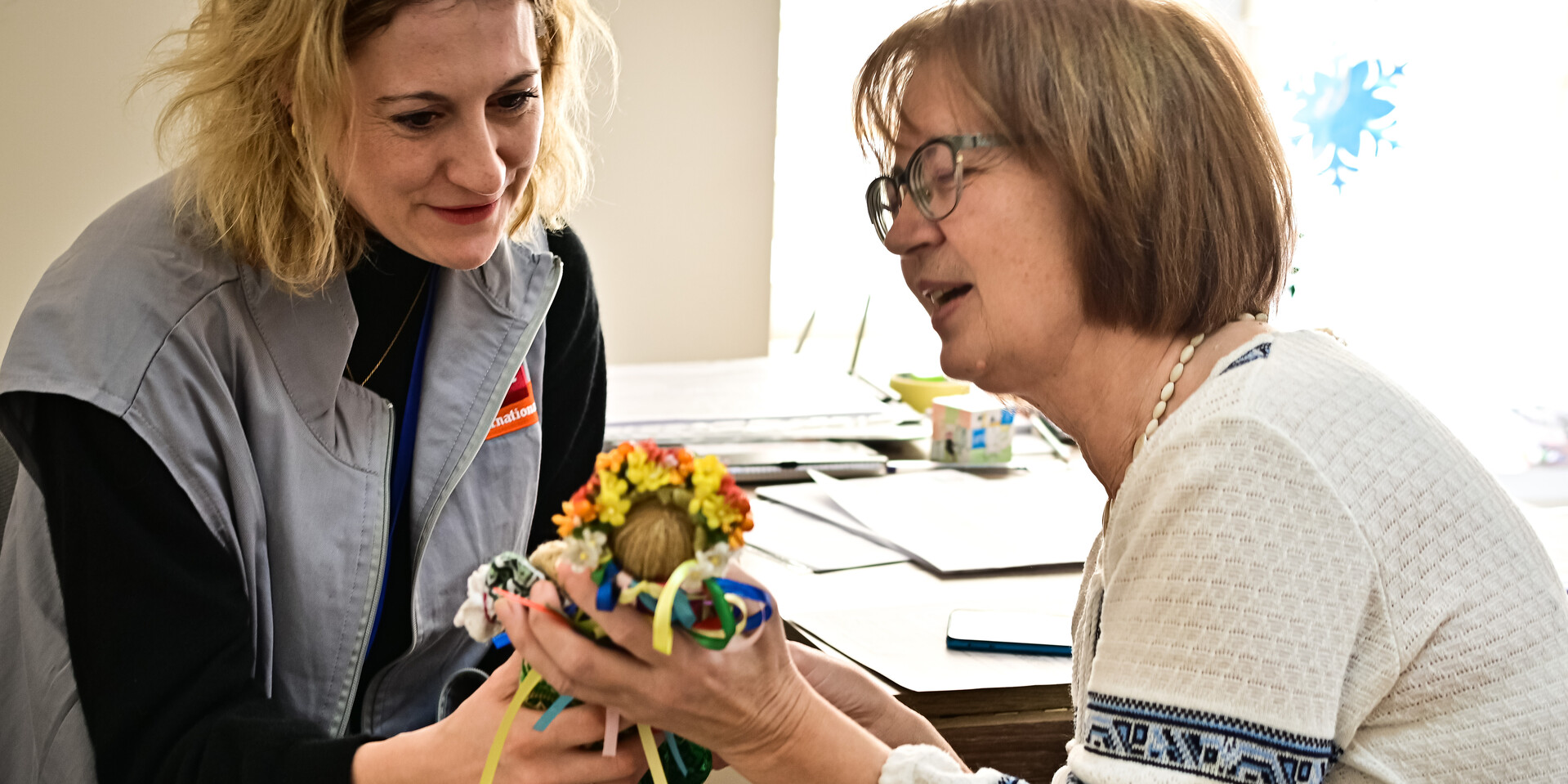 Svetlana und eine Helferin von HelpAge bei der Handarbeit