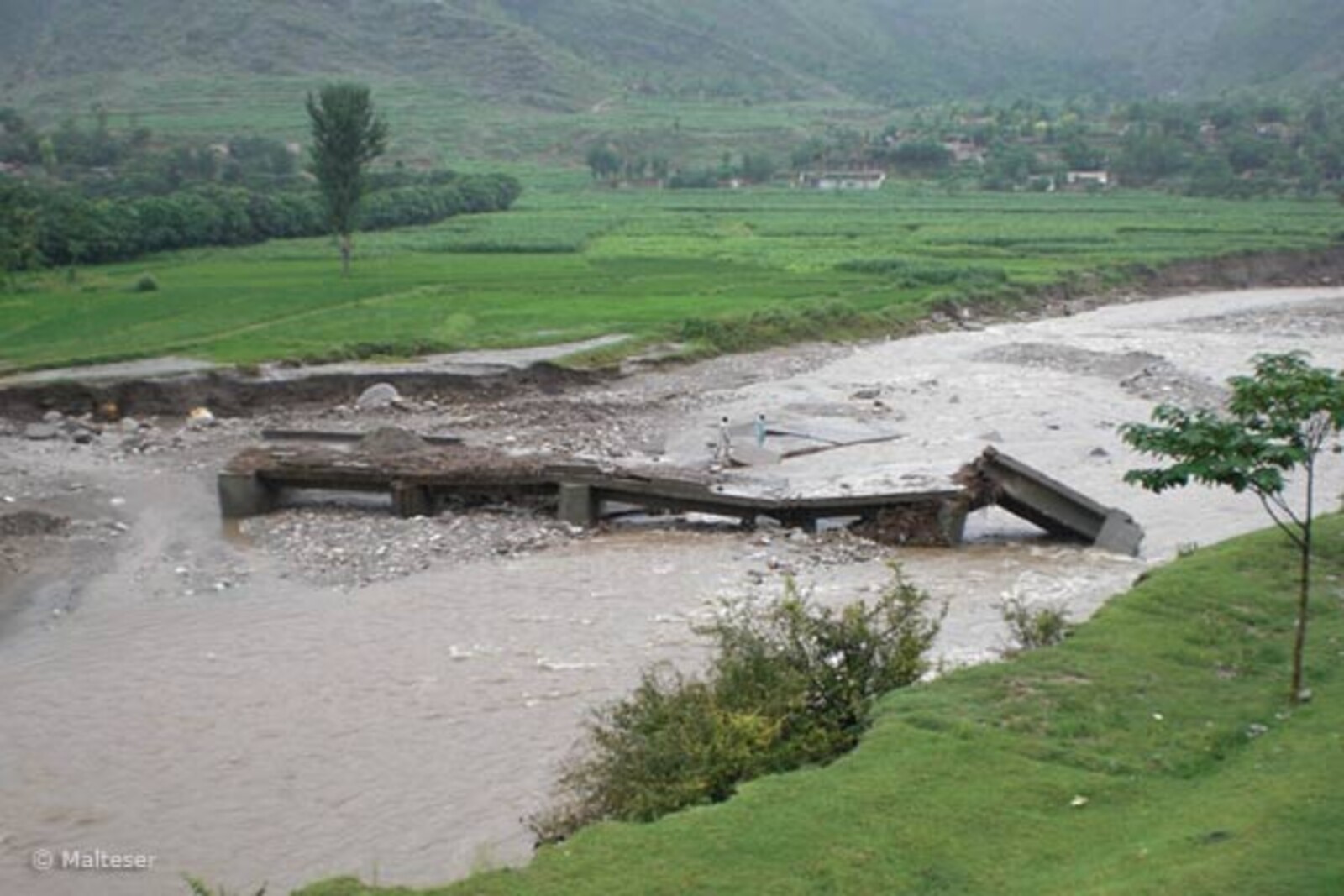 Flut Pakistan: Zerstörte Brücke