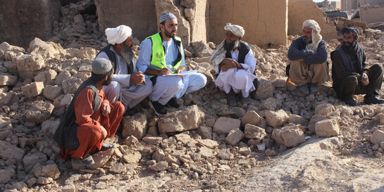 Ein Helfer von ADRA verschafft sich einen Überblick über die Bedürfnisse der Menschen nach dem Erdbeben in Afghanistan