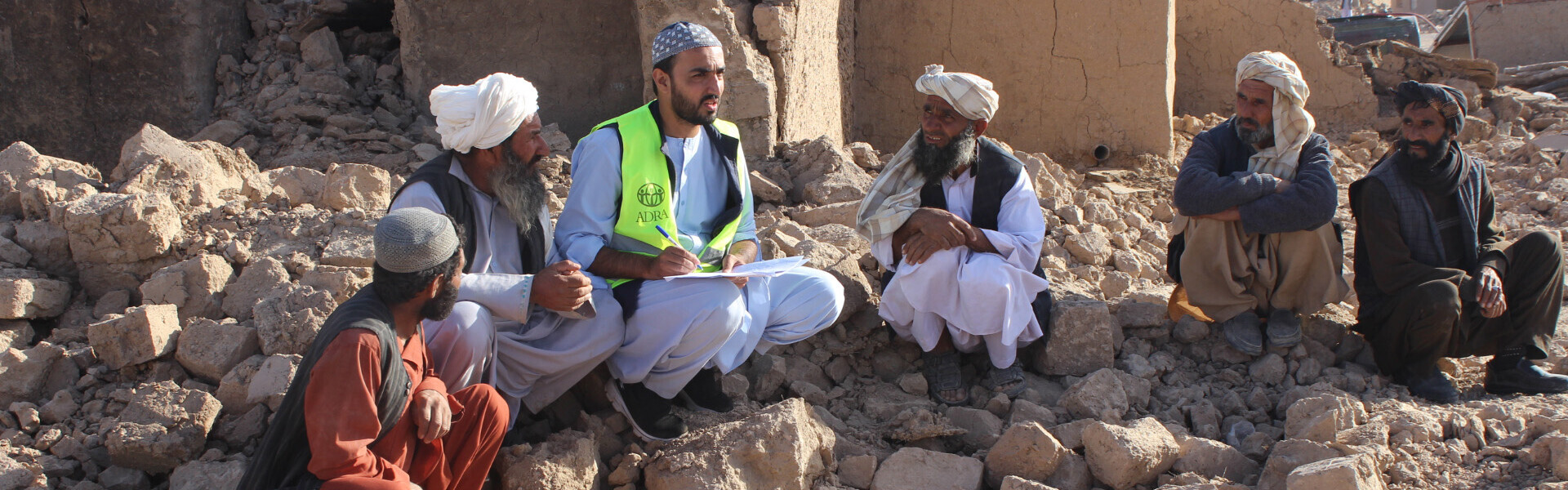 Ein Helfer von ADRA verschafft sich einen Überblick über die Bedürfnisse der Menschen nach dem Erdbeben in Afghanistan
