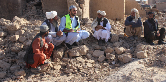 Ein Helfer von ADRA verschafft sich einen Überblick über die Bedürfnisse der Menschen nach dem Erdbeben in Afghanistan